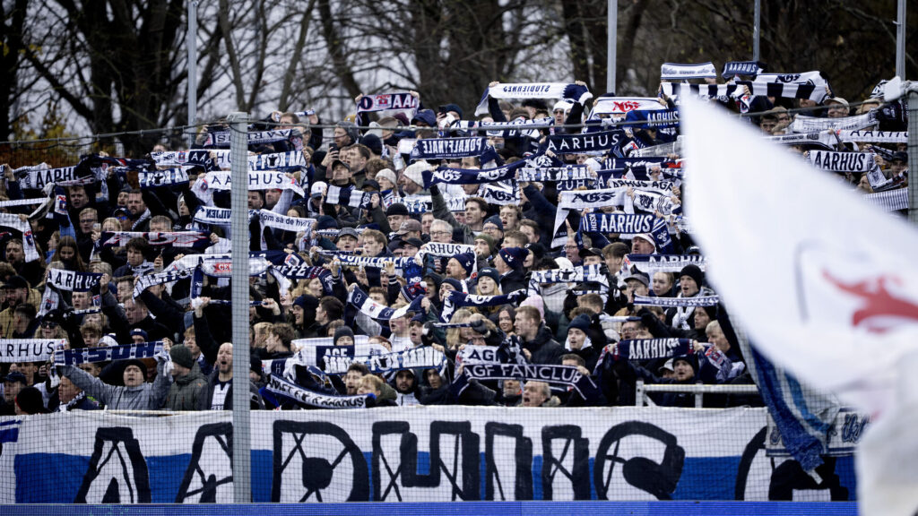 AGF's fans med halstørklæder.
