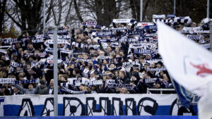 AGF's fans med halstørklæder.