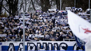 AGF-fans står med halstørklæder over hovedet.