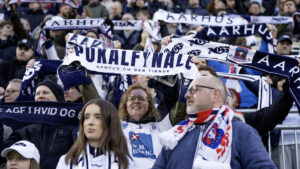 AGF-fans viser halstørklæder frem