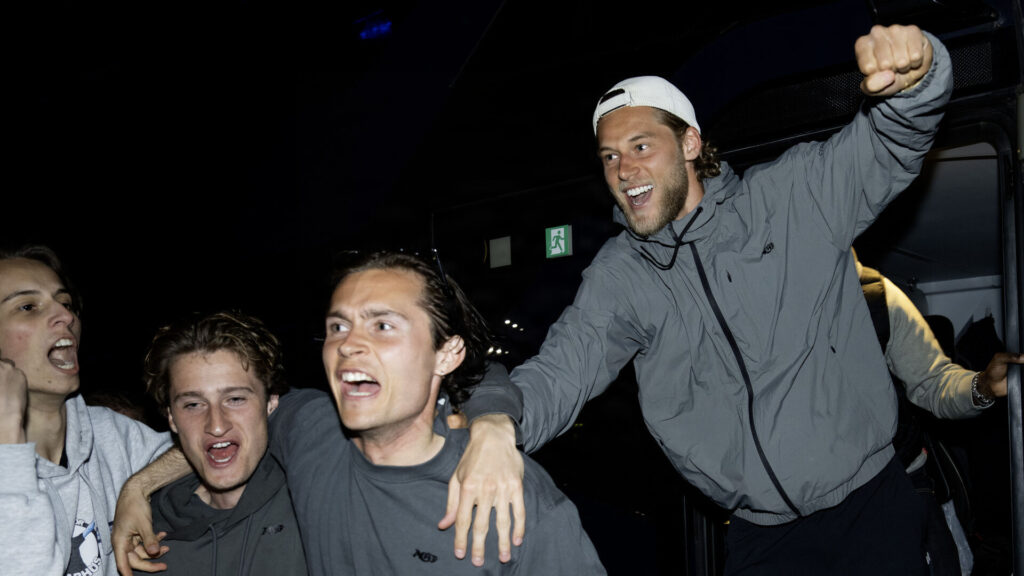 Felix Beijmo jubler på vej ud af bussen.