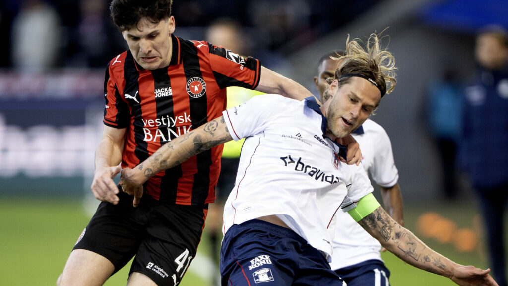 AF's Felix Beijmo i duel med FC Midtjyllnads Mikel Gogorza.