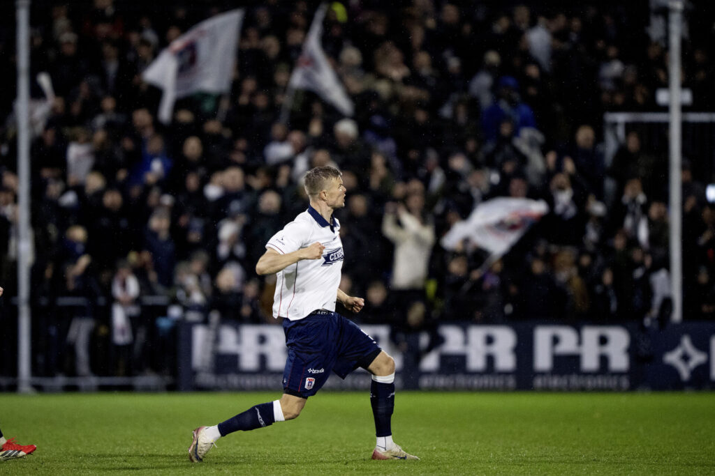 Frederik Tingager fejrer et mål for AGF.