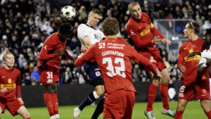 Frederik Tingager header til bolden.