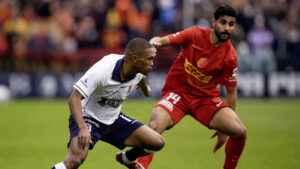 Ibrahim Adel i duel om bolden mod Gift Links.