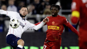 FC Nordsjællands Levy Nene i duel med AGF's Henrik Dalsgaard