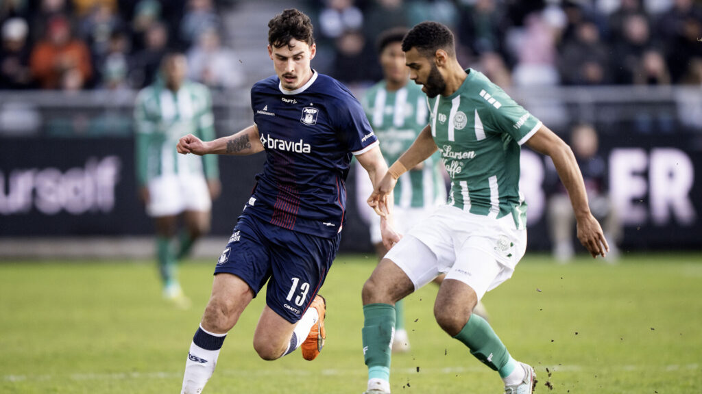 Janni Serra i duel med Viborg-spiller