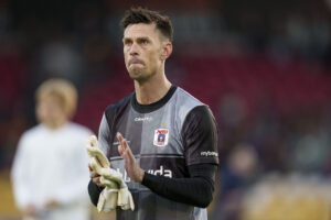 Jesper Hansen klapper i hænderne efter kamp.