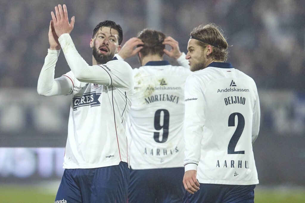 Kevin Yakob klapper ved siden af Felix Beijmo under en kamp for AGF.