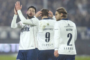 Kevin Yakob klapper ved siden af Felix Beijmo under en kamp for AGF.