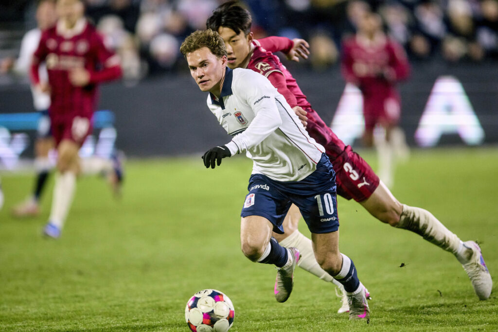 Kristan Arnstad løber med bolden