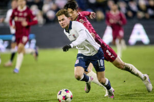 Kristan Arnstad løber med bolden