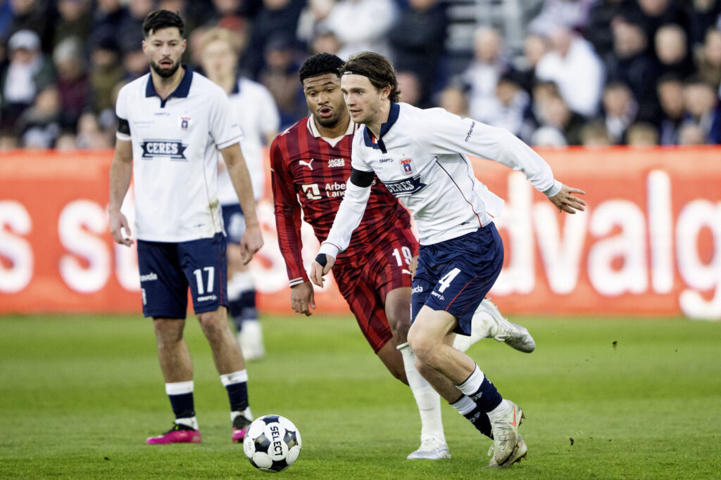 Magnus Knudsen i aktion for AGF mod FC Midtjylland.