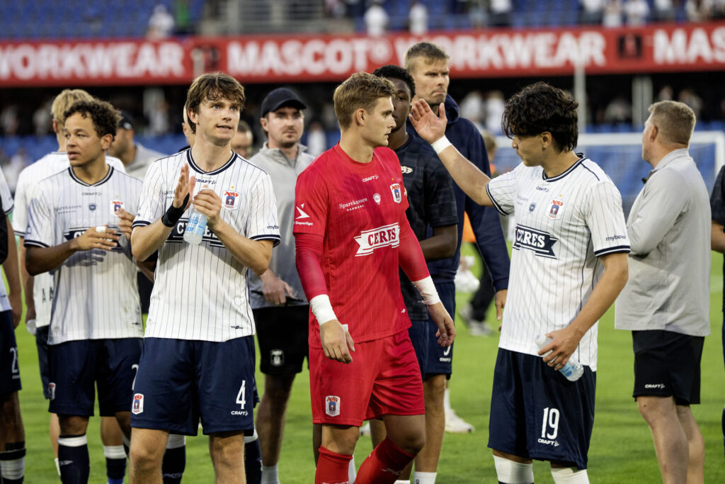 AGF-spillerne klapper ud til fansene.