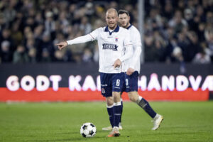 Nicolai Poulsen med bolden under en kamp for AGF.