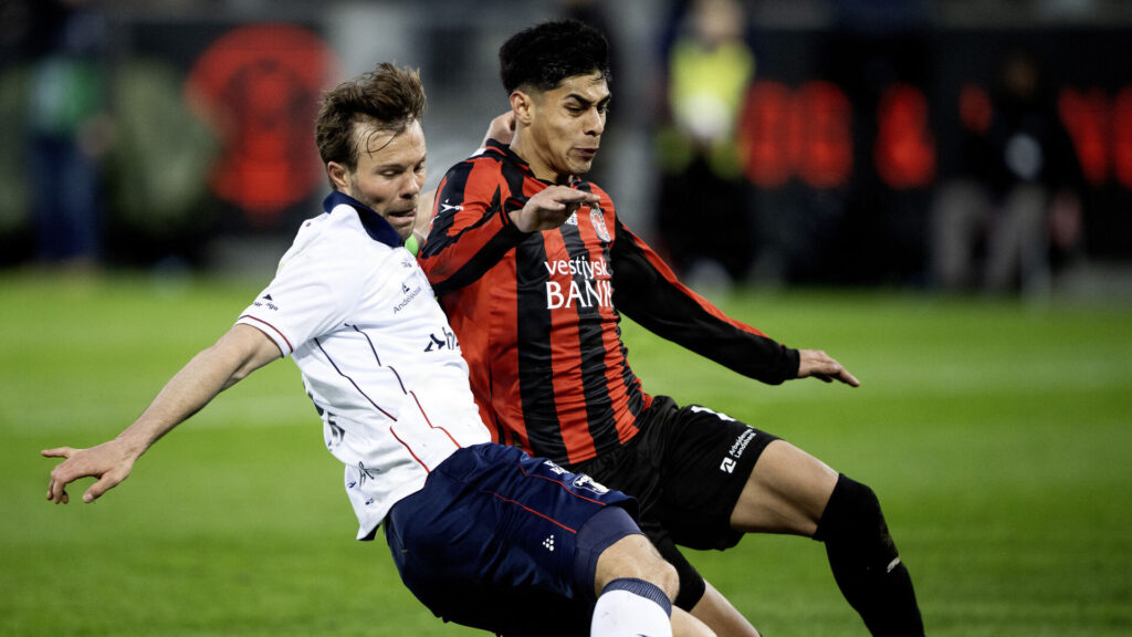 Dario Osorio i duel med Patrick Mortensen om bolden.