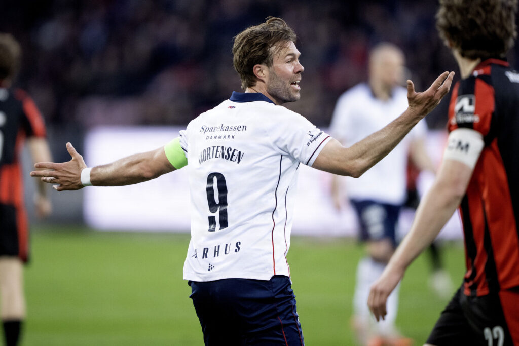 Patrick Mortensen slår ud med armene