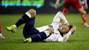 Patrick Mortensen ømmer sig på græsset.