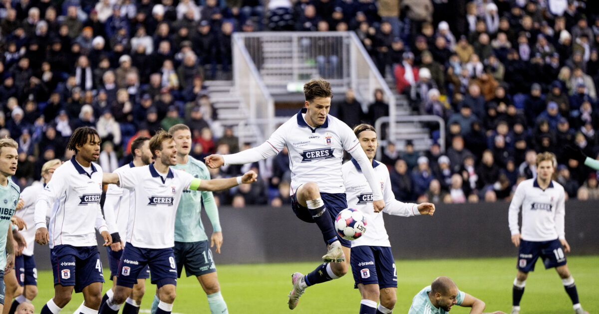Her er AGF’s trup: De misser vital kamp AGFs Rasmus Carstensen sparker væk under superligakampen mellem AGF og FC København på Ceres Park Vejlby i Aarhus søndag den 30. november 2025