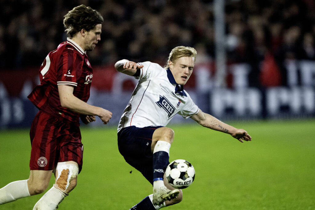 Tobias Bech i en duel mod FC Midtjylland