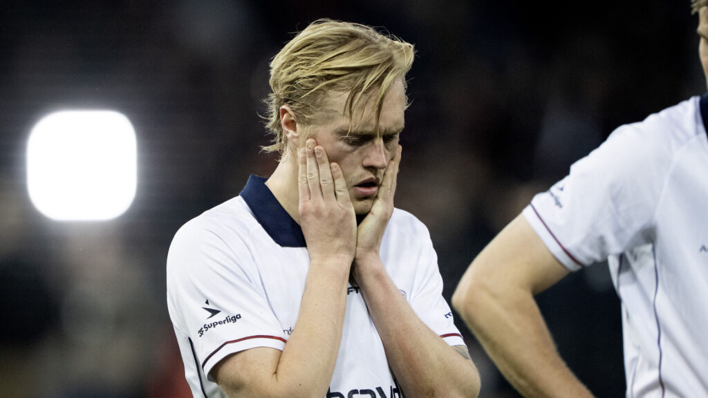 Tobias Bech har hænderne oppe i ansigtet