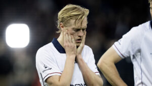 Tobias Bech har hænderne oppe i ansigtet