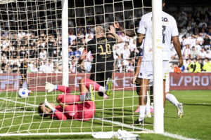 Ajax' Davy Klaasen jubler over scoring på Telstars Ronald Koeman Jr. i Æresdivisionen den 30. august 2026.