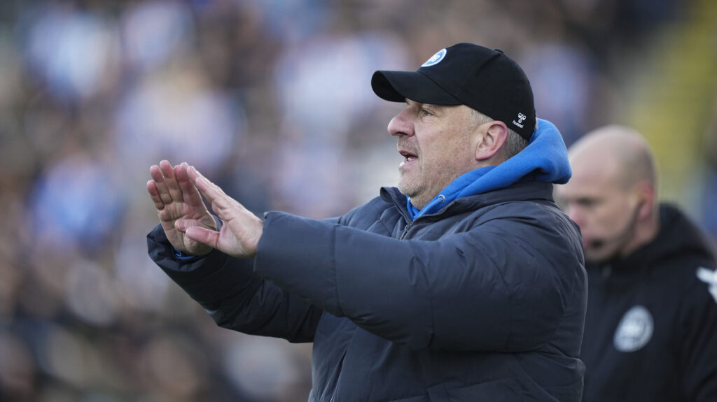 Alexander Zorniger gestikulerer på OB's sidelinje.