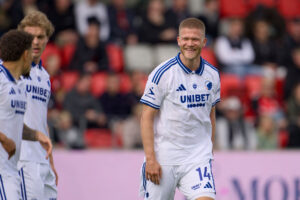 Andreas Cornelius smiler til sine holdkammerater.