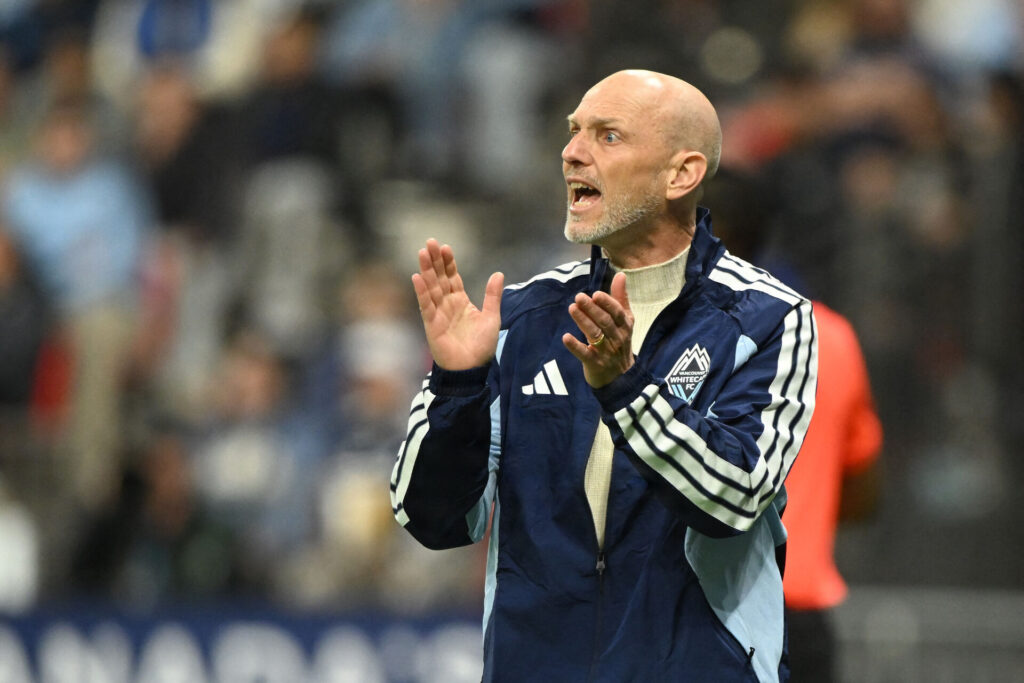 Jesper Sørensen klapper på sidelinjen.