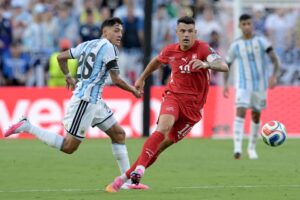 Granit Xhaka for Schweiz i duel med Argentinas Molina ved VM 2026.
