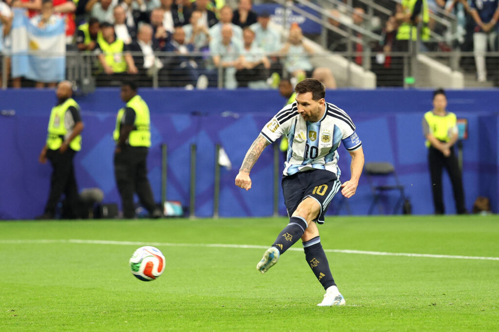 Lionel Messi brænder straffe mod Østrig