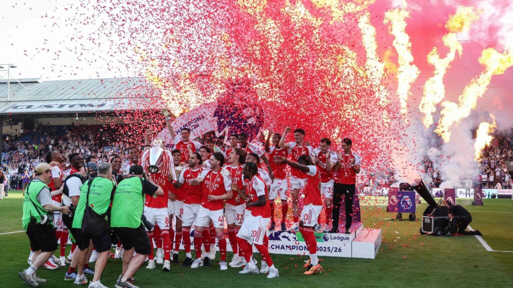 Arsenal løfter Premier League-trofæet.
