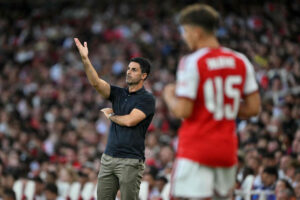 Mikel Arteta med en hånd i vejret.