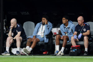 Reece James sidder på bænken med lægestaben under Englands kamp mod DR Congo ved VM 2026.