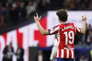 Julian Alvarez jubler efter sin scoring for Atletico Madrid den 24. oktober mod Deportivo de la Coruna.