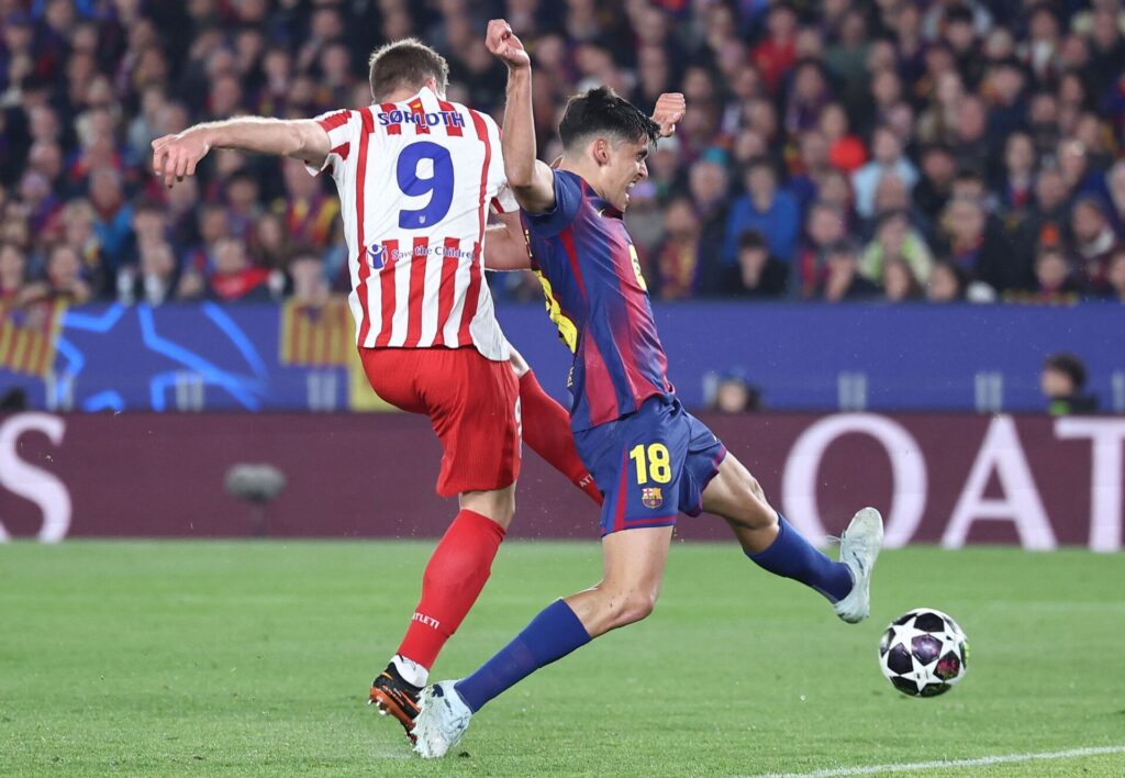 Alexander Sørloth sparker til bolden