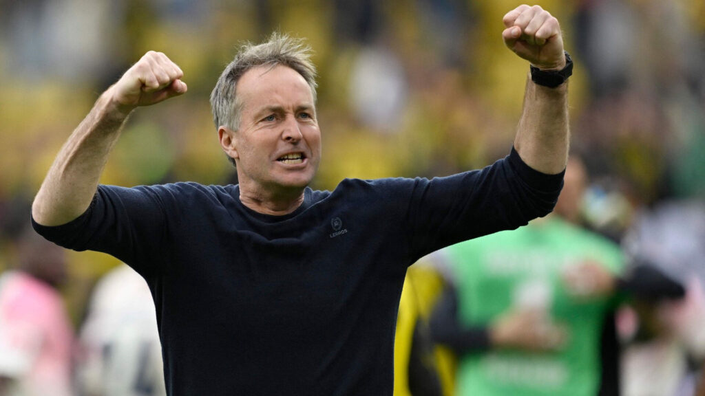 Kasper Hjulmand står med knyttede næver, og peger dem op i luften.