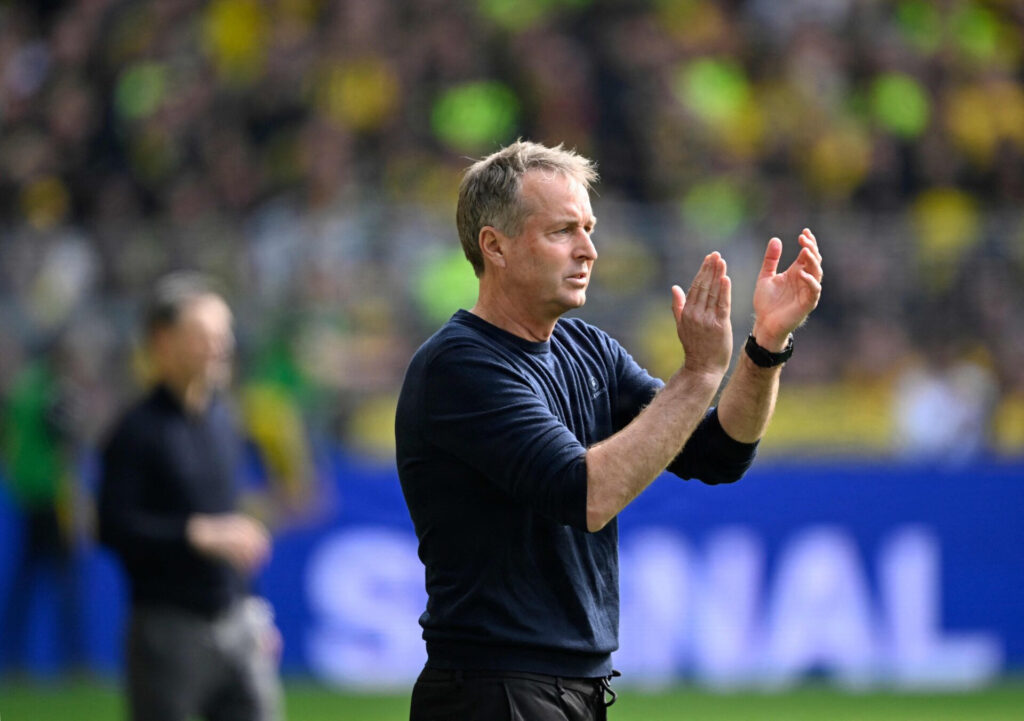 Kasper Hjulmand står og klapper.