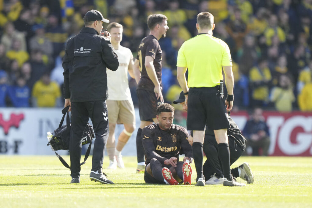 Ben Godfrey i græsset under Brøndby IF's kamp mod Sønderjyske.