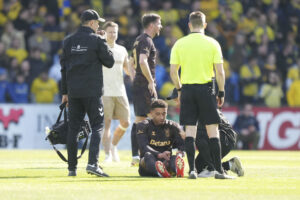 Ben Godfrey i græsset under Brøndby IF's kamp mod Sønderjyske.