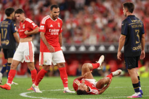 Alexander Bah går i græsset i kampen mellem Benfica og GD Estoril Praia den 31. august 2026.