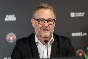 Claus Steinlein besvarer spørgsmål på et pressemøde.