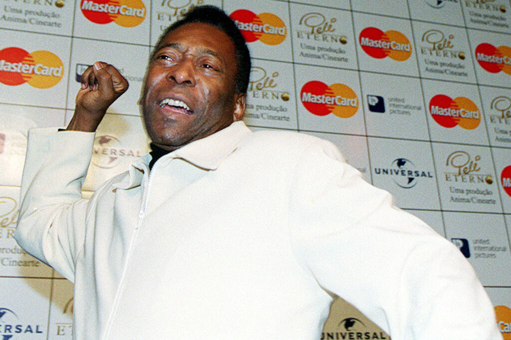 Pelé knytter næven ved en pressekonference i Sao Paolo i maj 2004.