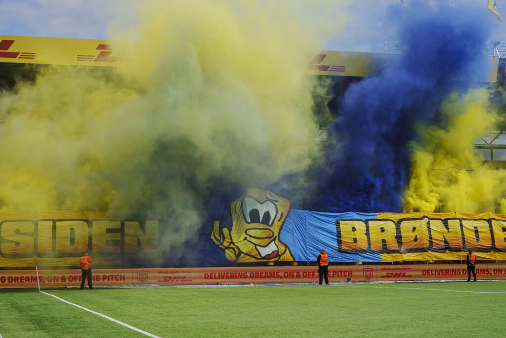 Brøndby IF's fans affyrer pyro.