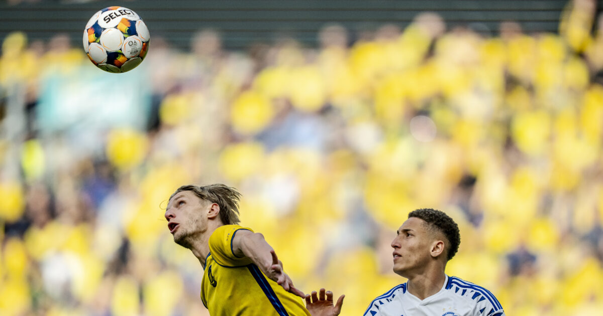 Se her, danske topklubber: Millionregn i Europa Brøndby IFs Daniel Wass og FC Københavns Robert Silva under 3F Superliga-kampen i mesterskabsspillet mellem Brøndby IF og FC København på Brøndby Stadion, søndag den 4. maj 2025.