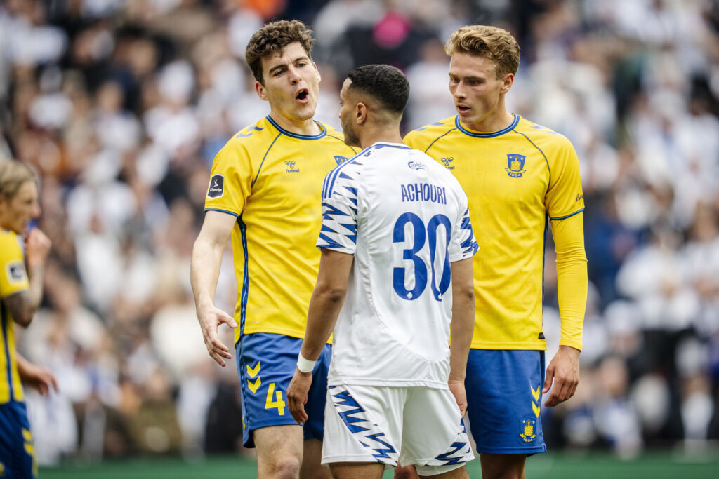 Jacob Rasmussen, Sebastian Sebulonsen og Elias Achouri diskuterer