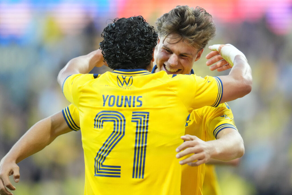 Oskar Fenger jubler med Younis efter scoring for Brøndby mod Silkeborg den 24. august.