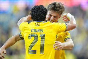 Oskar Fenger jubler med Younis efter scoring for Brøndby mod Silkeborg den 24. august.