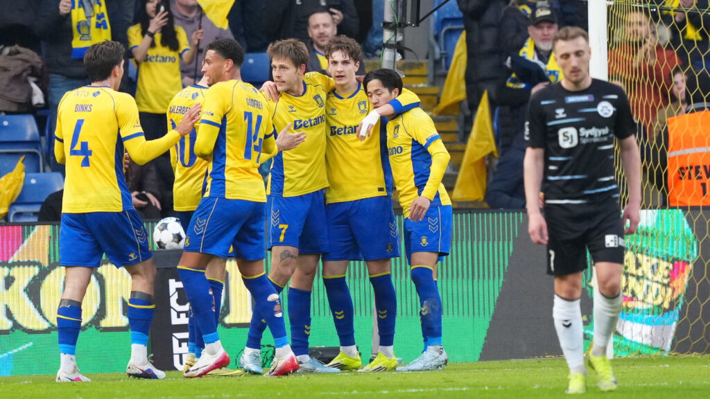 Brøndby IF fejrer en scoring imod Sønderjyske